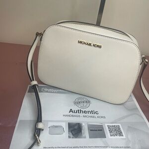Authentic Michael Kors Purse!!! #031NCOA  Jet Set Crossbody Bag in White